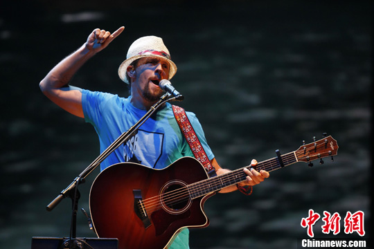 6月12日晚,格莱美新晋天王,绰号男巫的美国男歌手杰森·玛耶兹(jason