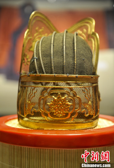 图为衍圣公参与礼仪活动时礼冠——明代五梁冠.