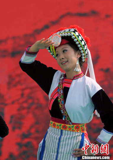 云南弥勒众人欢度阿细跳月节