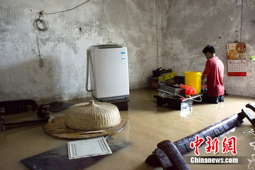 台风启德入侵广西钦州数百群众遭洪水围困(图)