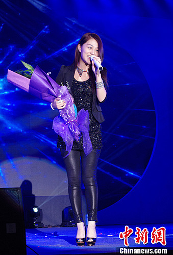 香港艺人王从希鄱阳湖畔献唱甜歌