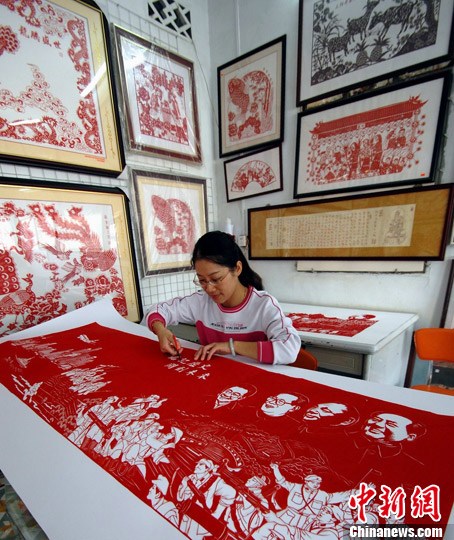 福建剪纸艺术家剪窗花迎十八大