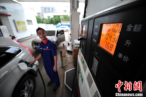 中国国内成品油价格16日零时起下调