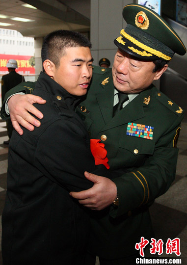 江苏省武警总队总队长于铁民少将与退伍老兵相拥而别.