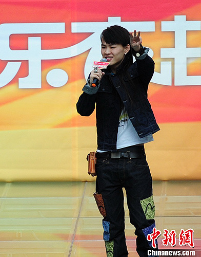 11月30日,中国好声音学员张玮亮相沈阳现场飙歌.中新社发 于海洋 摄
