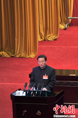 广西人大常委会副主任车荣福身着中山装作报告