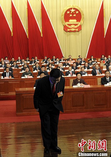 山东省十二届人大一次会议开幕省长姜大明鞠躬谢代表