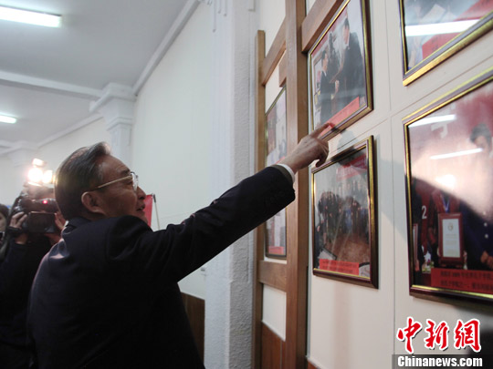 吴邦国在符拉迪沃斯托克参观远东联邦大学孔子学院