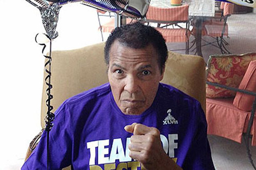 拳王阿里仍在抗击病魔 女儿上传照片以辟谣-中新网