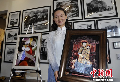 图为朱寿珍在比佛利山庄游客中心展示她的代表作.中新社发 毛建军 摄