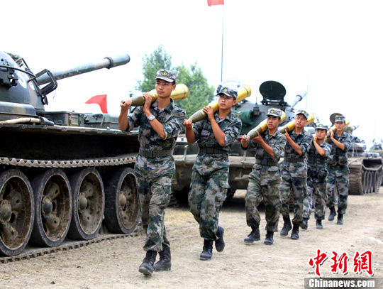 7月19日,沈阳军区某装甲旅组织部队开赴生疏地域展开战斗射击演练,图