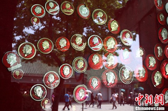摄毛主席像章简称"像章","红宝章","纪念章",是以毛泽东人头像为图案