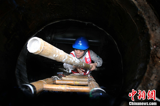 福建唯一女子电缆班高温井下作业忙