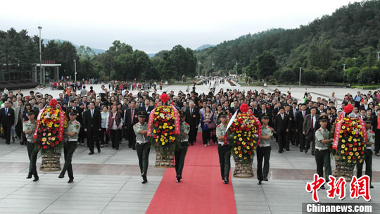 纪念毛泽东诞辰120周年300余侨胞韶山敬献花篮