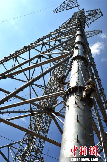 福建电建工人成功组立“闽江第一高塔”