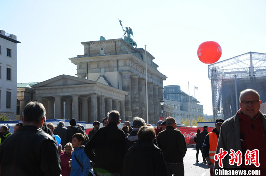 德国迎来国庆统一日民众街头庆祝