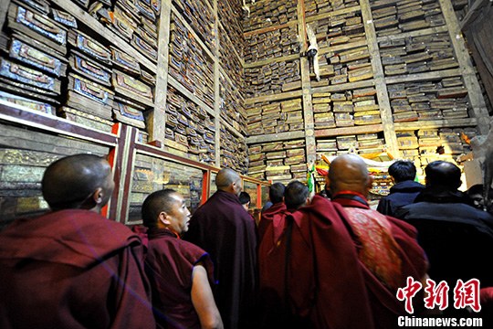 世界之最西藏萨迦寺经书墙