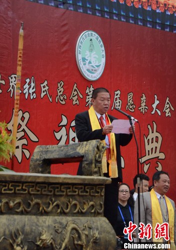 3000多名来自海内外的张氏后裔聚集在张挥公,张九龄圣像前方,虔诚肃穆
