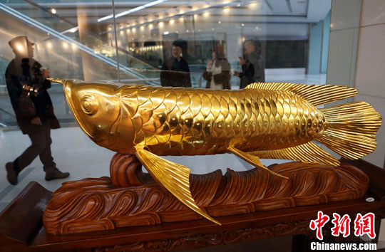 一条金色大鱼随国内众多名家的近百件绘画,雕塑,书法作品一同亮相