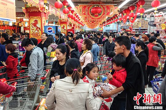 海口市民扎堆购买年货超市生意火爆