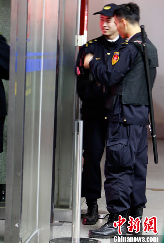 青岛机场保安配备哨棒警棍防恐
