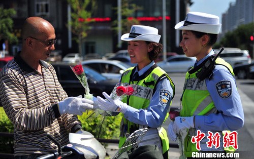 沈阳美女交警街头献花庆祝父亲节