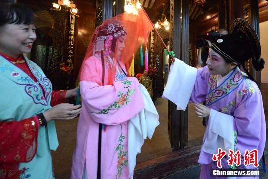 苏州山塘古街上演“玉涵情缘”展现江南民俗