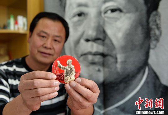 河北邢台一市民收藏毛泽东像章10万余枚