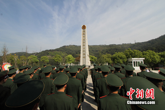 代表100余人来到福州圣泉生态陵园给全国唯一的消防烈士纪念碑扫墓