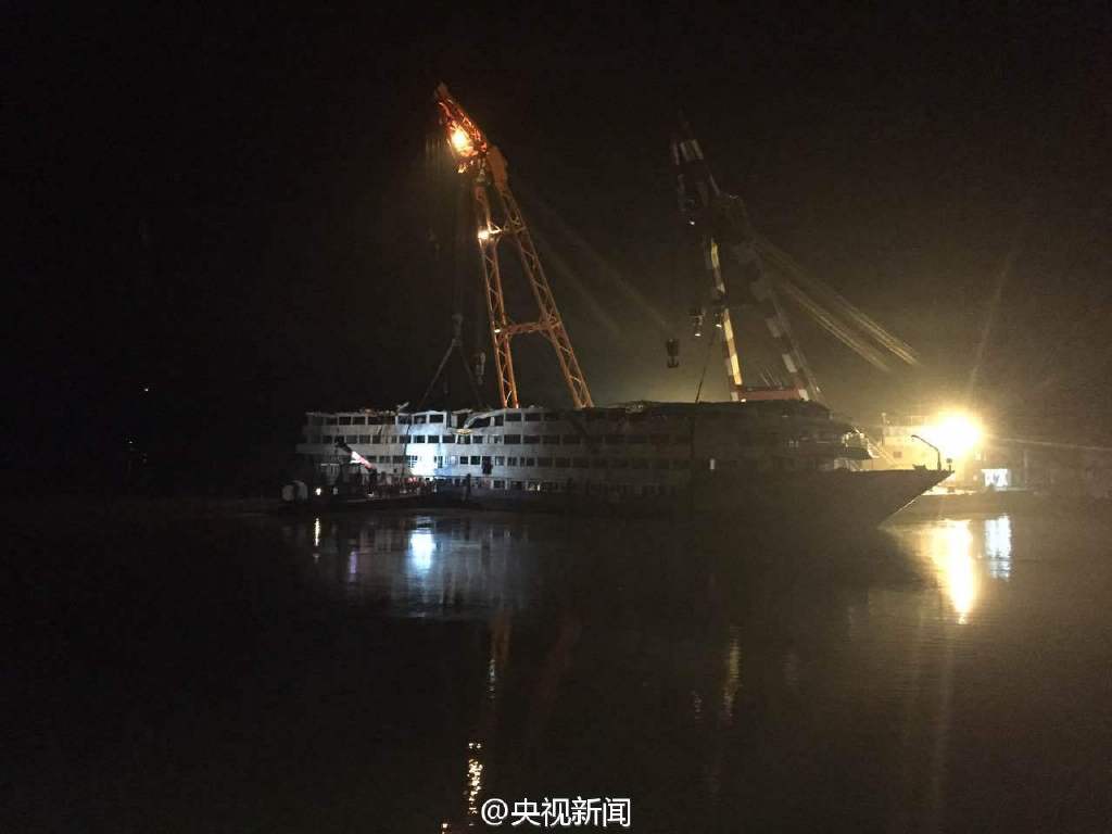 “东方之星”发生倾斜 武警连夜配重调平