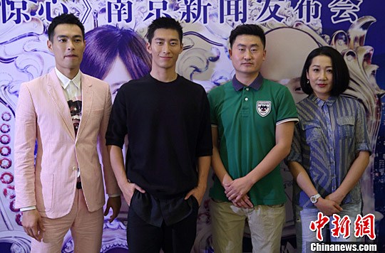 电影新步步惊心主角窦骁帅气亮相南京