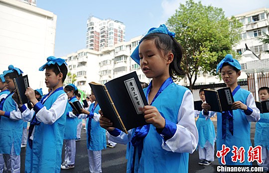 9月24日,香樟雅苑小学的学生们在诵读有关中秋古诗词.