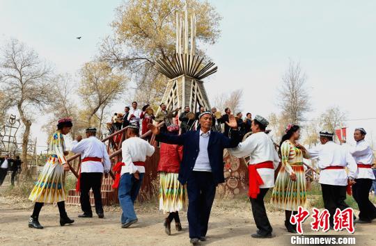 新疆阿瓦提县举办刀郎文化民俗节百人传唱评出“刀郎舞王”
