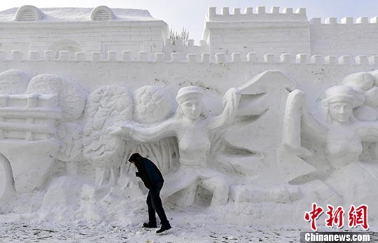 17组大型雪雕助力乌鲁木齐“冰雪主题公园”