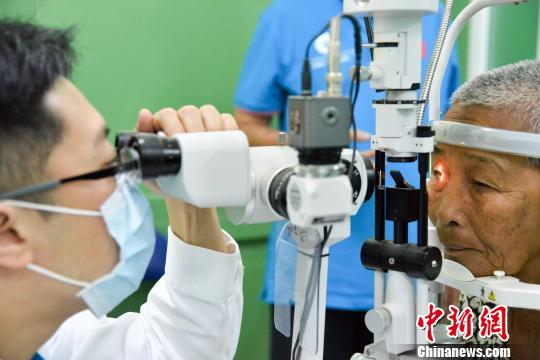 中国“海南柬埔寨光明行”第三次行动启动术前筛查