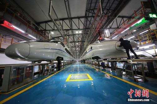 重庆动车“医生”守护春运一线 为列车保驾护航