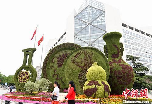 北京街头立体花坛迎“一带一路”高峰论坛