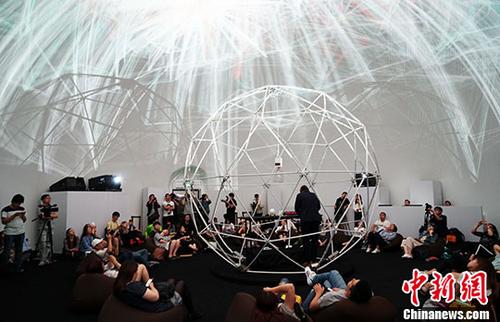 观众躺“懒人沙发”沉浸体验音浪来袭