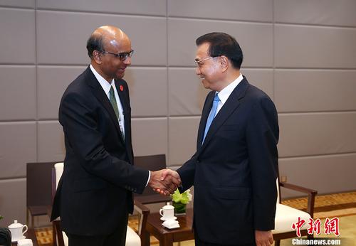 李克强会见新加坡副总理尚达曼