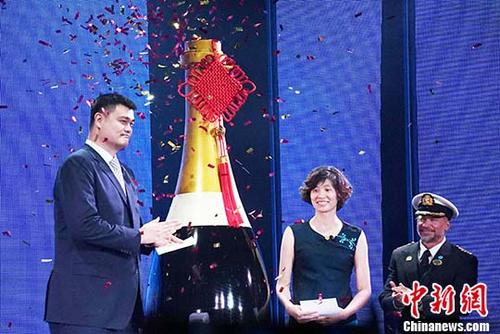 姚明、叶莉夫妇携女儿亮相盛世公主号