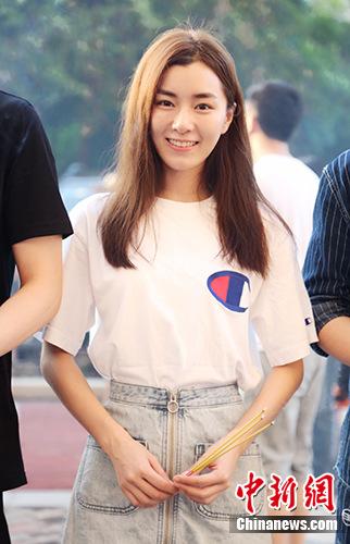 郑舒环新剧《我与你的光年距离2》清甜少女造型亮眼