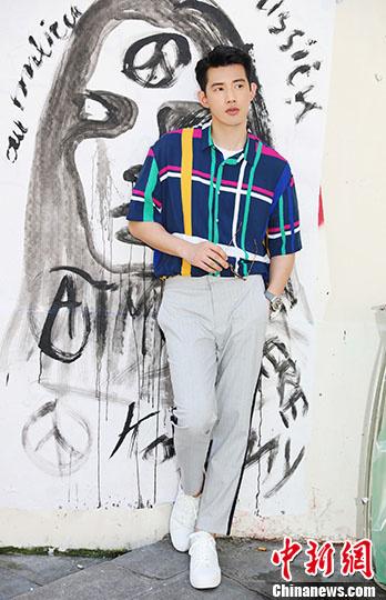 吴建飞化身忧郁朋克法国街头玩撞色时尚