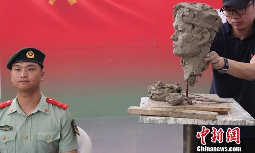 八一建军节中国美术馆为驻馆武警战士塑像