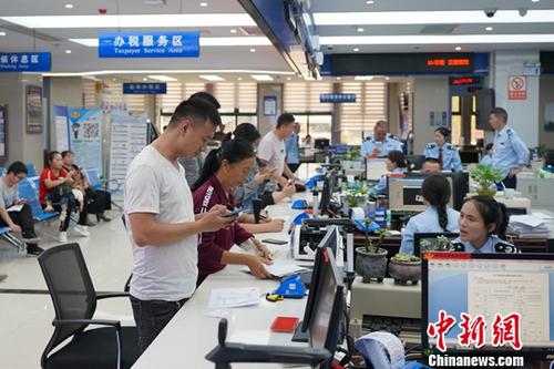 贵州余庆政务服务“一窗通办”方便民众