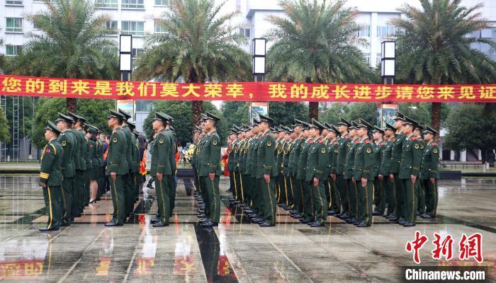 武警广西总队柳州支队44人晋升家属帮换新警衔