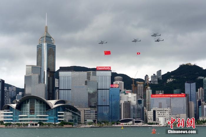 香港举行庆回归升旗仪式 国旗区旗在维港上空“飞行”