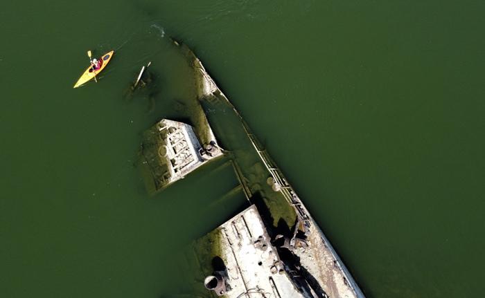 二战军舰残骸露出水面
