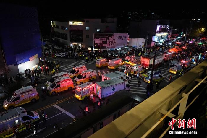韩国首尔发生踩踏事故 超200人死伤