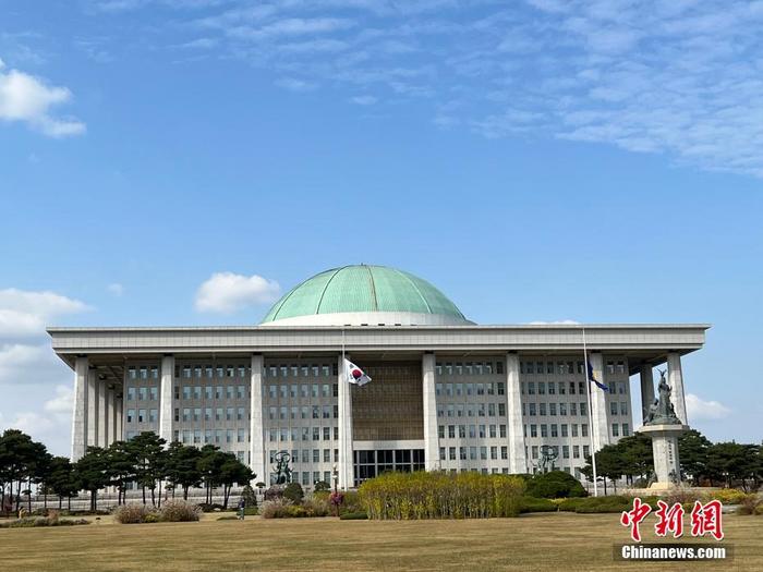 韩国国会降半旗哀悼梨泰院踩踏事故遇难者