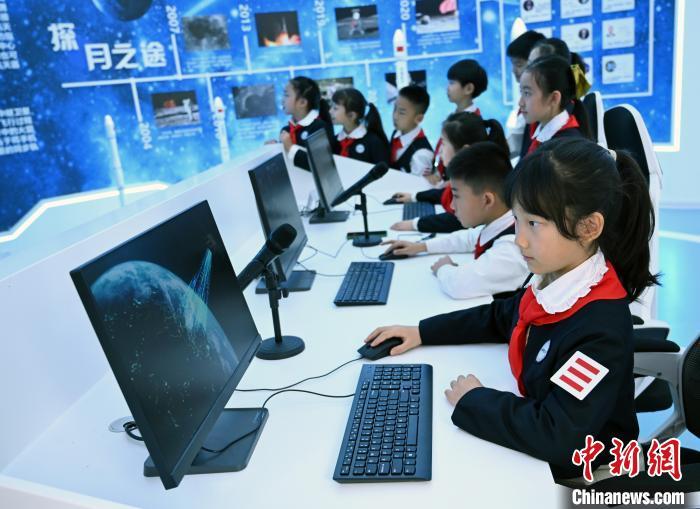 成都一小学航天馆开馆馆内设卫星测控站